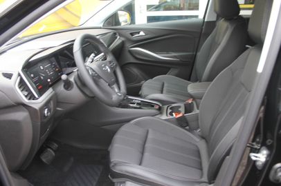 Car image 12