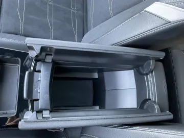 Car image 32