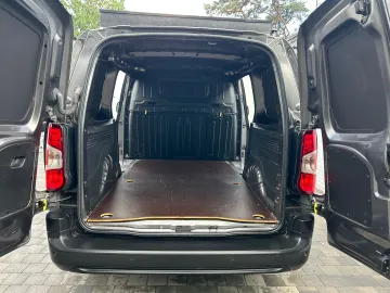Car image 24