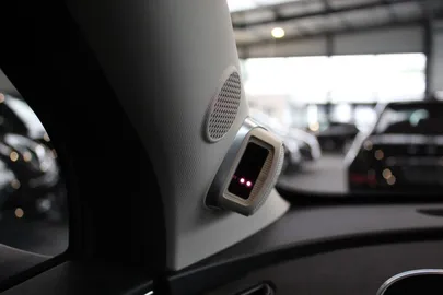 Car image 27