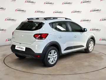 Car image 3
