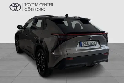 Car image 4