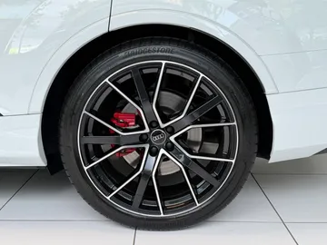 Car image 32