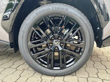 Car image 30