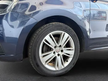 Car image 17