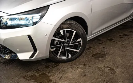 Car image 5