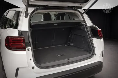 Car image 12