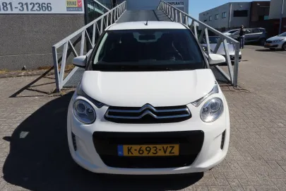Car image 4