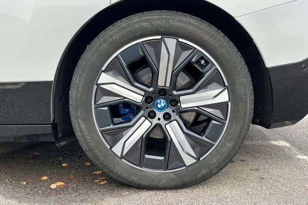 BMW iX xDrive40 241 kW image number 25