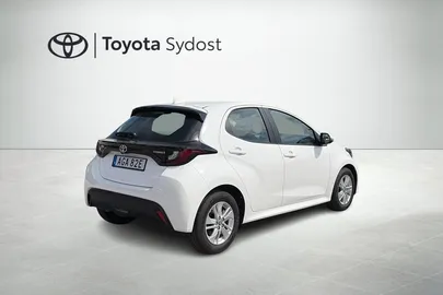 Car image 3