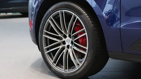 Car image 9