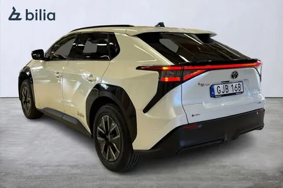 Car image 4
