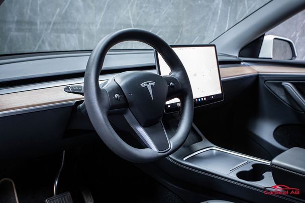 Tesla Model Y Standard Range 221 kW image number 12