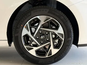 Car image 24