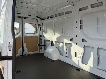 Car image 32