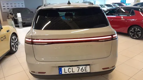Car image 3