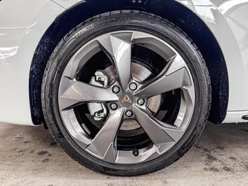Car image 26