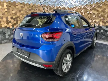 Car image 3