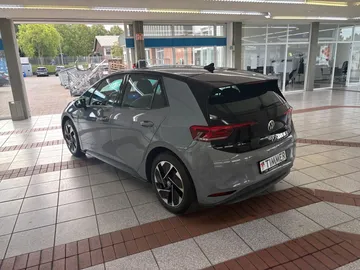 Car image 32
