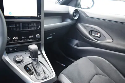 Car image 18
