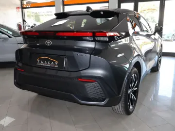 Car image 4