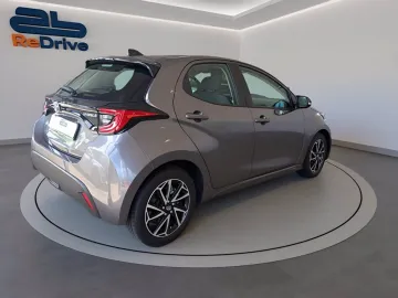 Car image 4