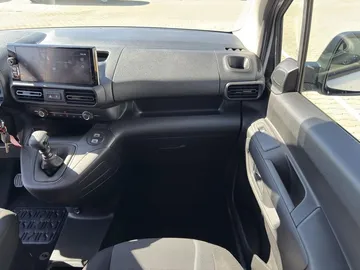 Car image 23