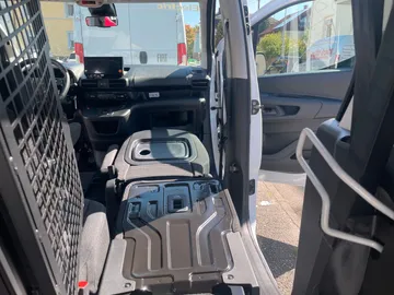 Car image 24