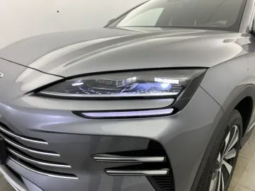 Car image 26