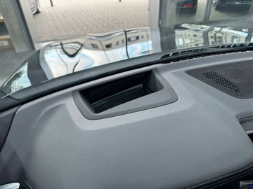 Car image 32