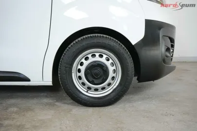 Car image 32