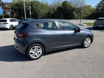 Car image 10