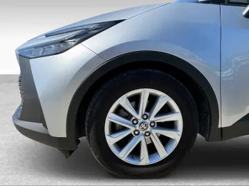 Car image 16