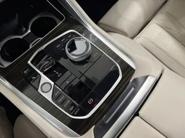 Car image 30