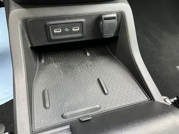 Car image 27