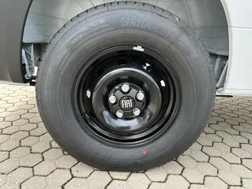 Car image 29