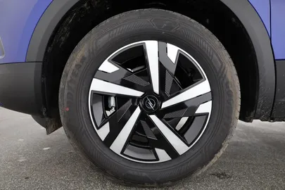 Car image 13