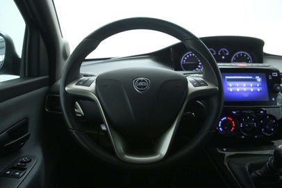 Car image 11