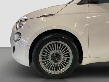 Car image 15