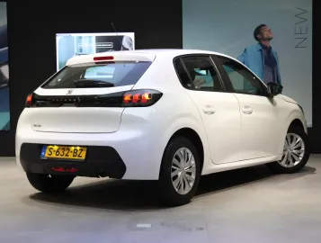 Car image 4