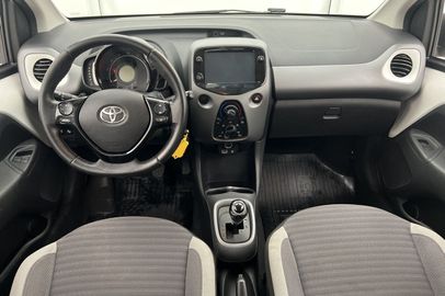 Car image 12