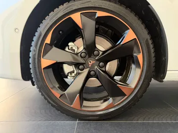 Car image 32