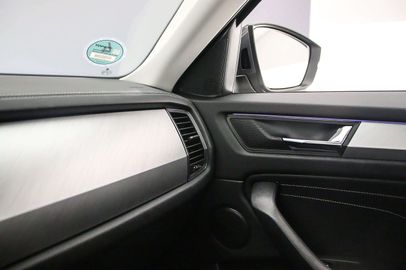 Car image 32