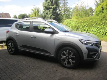Car image 3