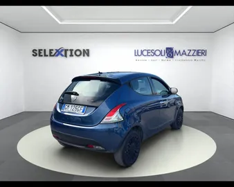 Car image 3