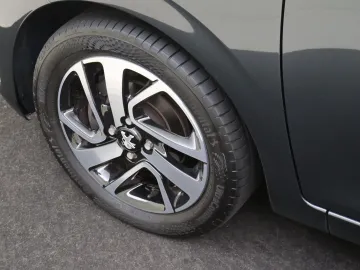 Car image 30