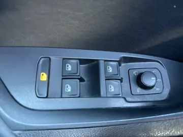 Car image 32