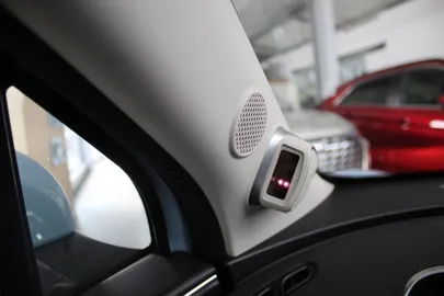 Car image 25