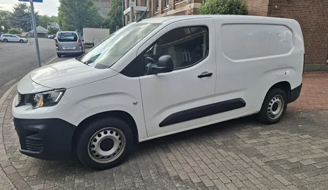 Car image 5