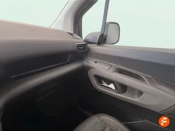 Car image 32
